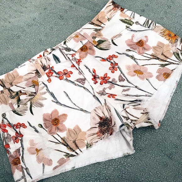 7 For All Mankind Floral Shorts - Picture 3 of 5